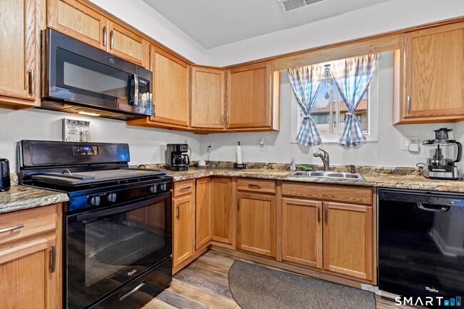 Building Photo - 140 Thompson St