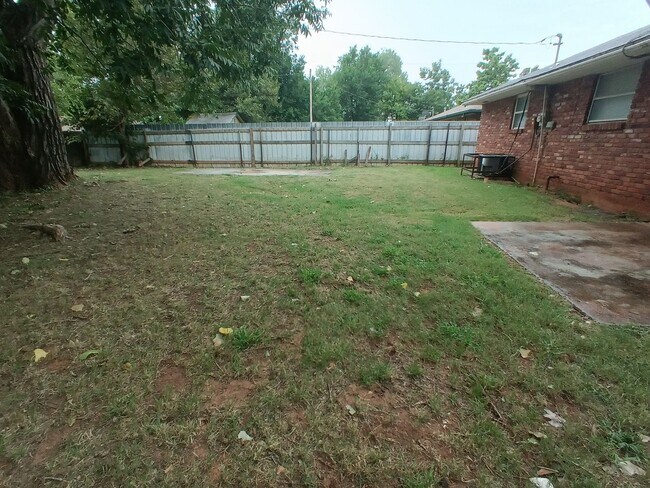 Building Photo - 3221 Greenbrier Terrace