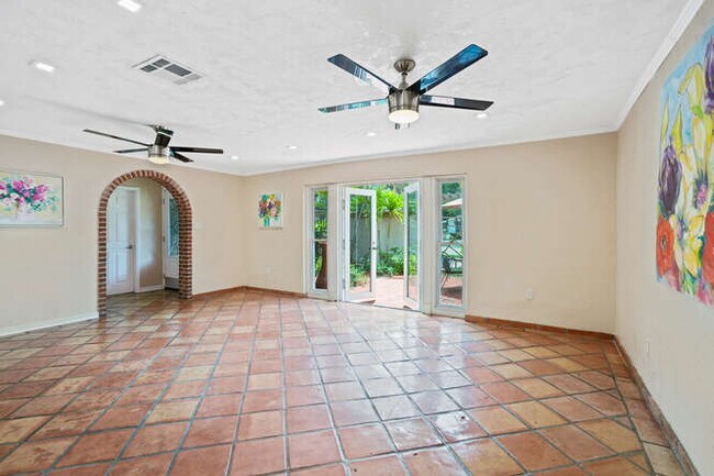 Main Living Area - 1127 S Osprey Ave