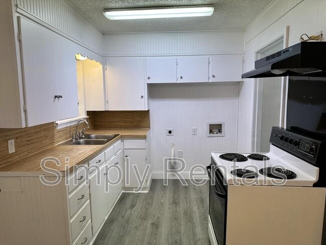 Building Photo - Poplar St 3211