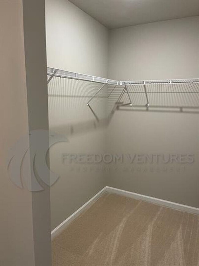 Building Photo - Modern 3-Bedroom Home with Spacious Backya...