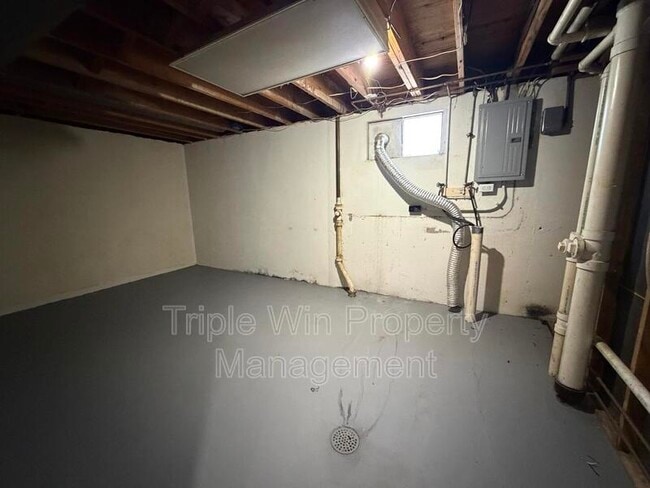 Building Photo - 1665 Queens Dr