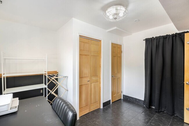 Building Photo - 3117 Moonbeam Cir S
