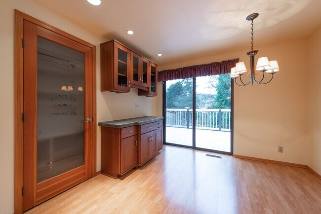 Building Photo - Amazing 4bed/2.5bath Home with Landscaping Included Located in Bellevue!