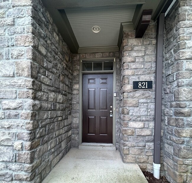 Building Photo - Beautiful 2 Bedroom 2.5 Bath Townhouse inn...