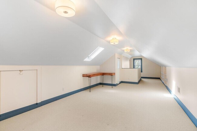 Building Photo - 2300 NE McKinley St