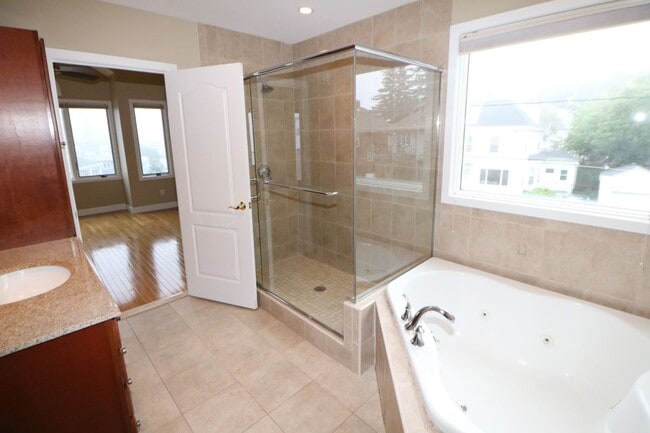 Building Photo - 141 Grovers Ave