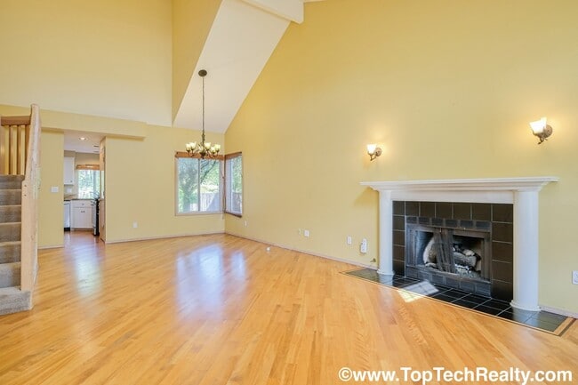 Building Photo - Charming 3 BD* 2.5 BTH Single Family Home In Deerfield Neighborhood! Great Location & Quiet Neigh...