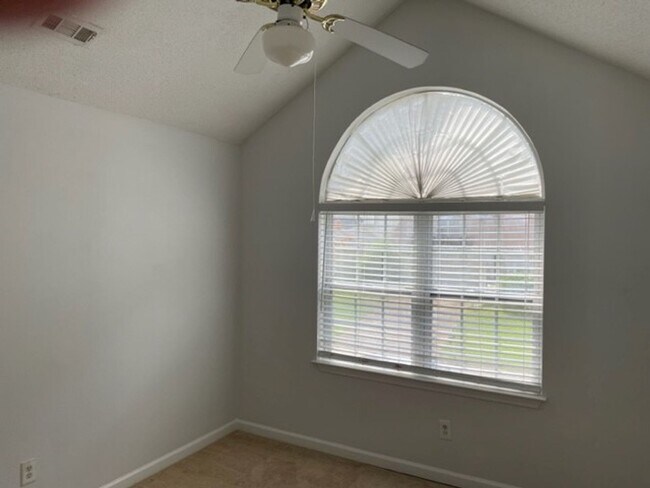 Building Photo - ***ASK ABOUT PAYING NO SEC DEP***645 North...