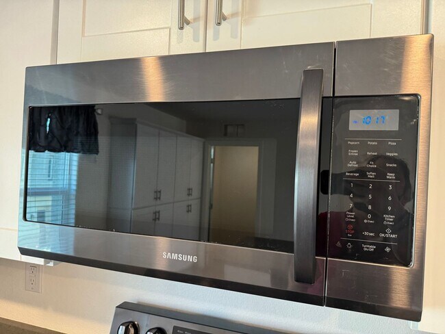 Building Photo - MOVE IN SPECIAL-SEE DETAILS FOR THIS BEAUT...