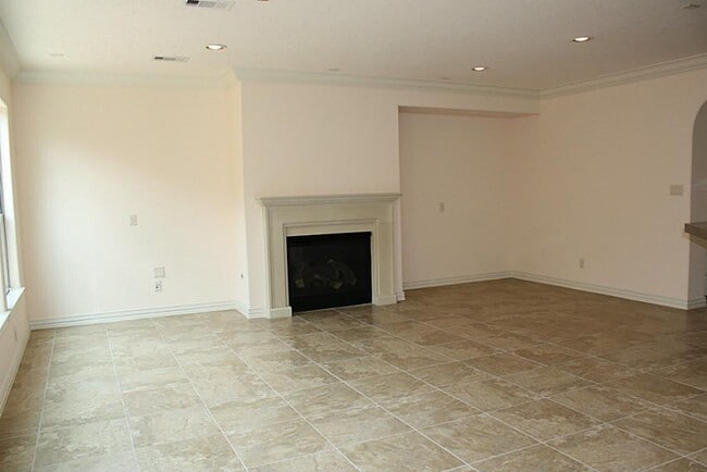 Building Photo - 2046 Palm Forest Ln