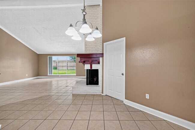 Building Photo - 15815 Thistledew Dr
