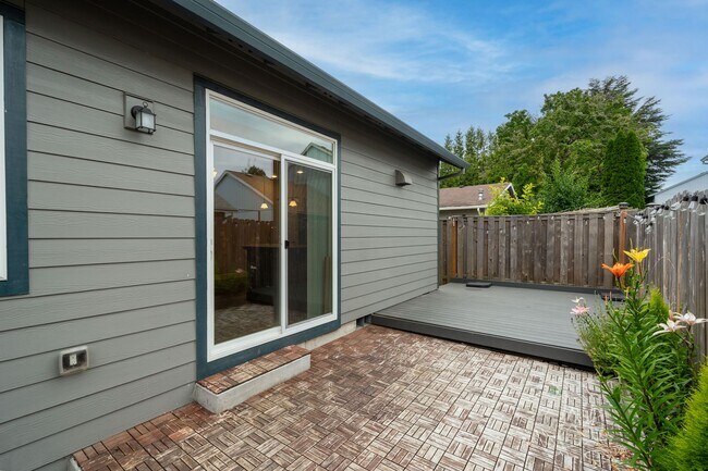 Building Photo - 9965 SE Taggart St