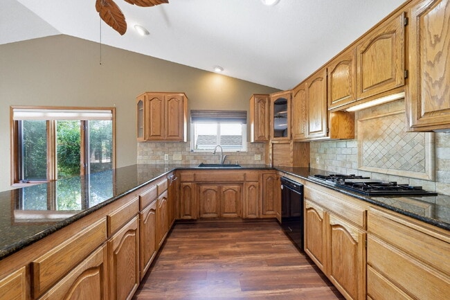 Building Photo - Beautiful Executive Level Rental on Golf Course