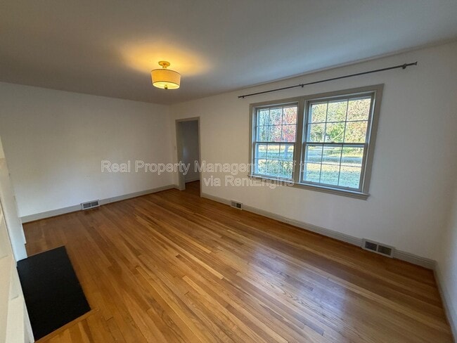 Building Photo - 7530 Shallowford Rd