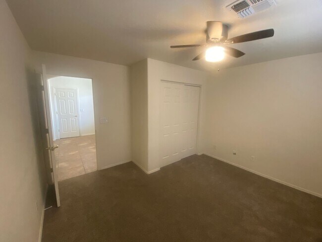 Building Photo - Stunning Home in Kingman – Spacious, Moder...