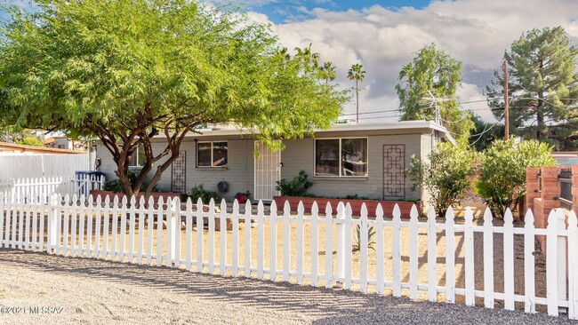 Building Photo - Central 3 Bedroom 2 Bath Home