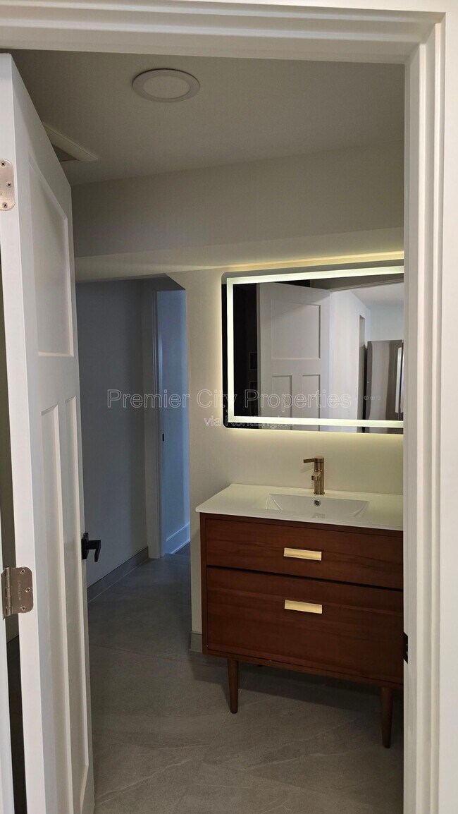 Building Photo - 240 Mcgregor Ave