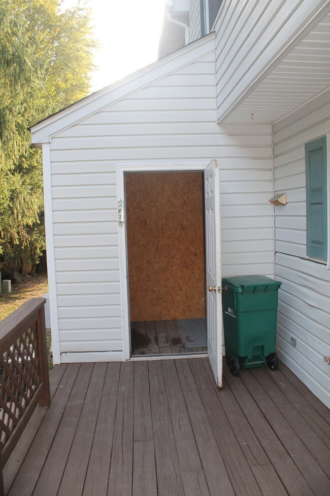 Building Photo - 120 Eaglesmere Cir