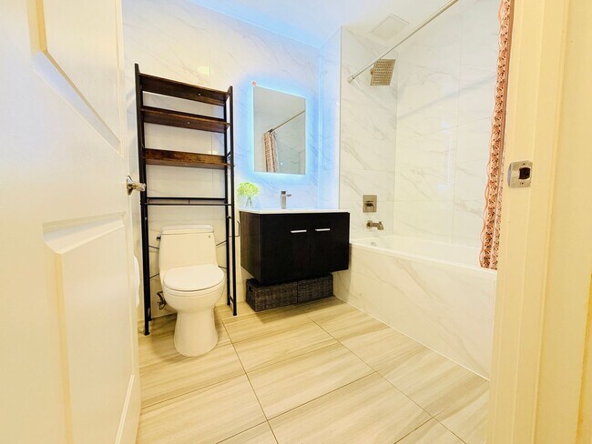 Building Photo - Charming 1BR Condo in Rego Park