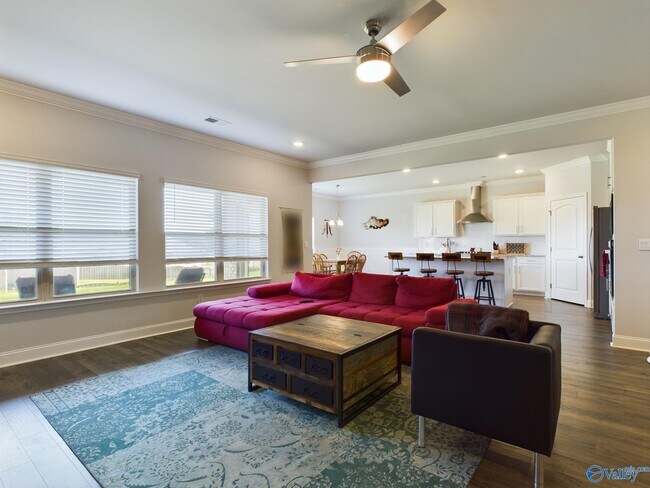 Building Photo - 219 Maureen Dr SW