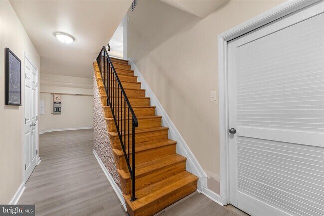 Building Photo - 5052 Cliffhaven Dr