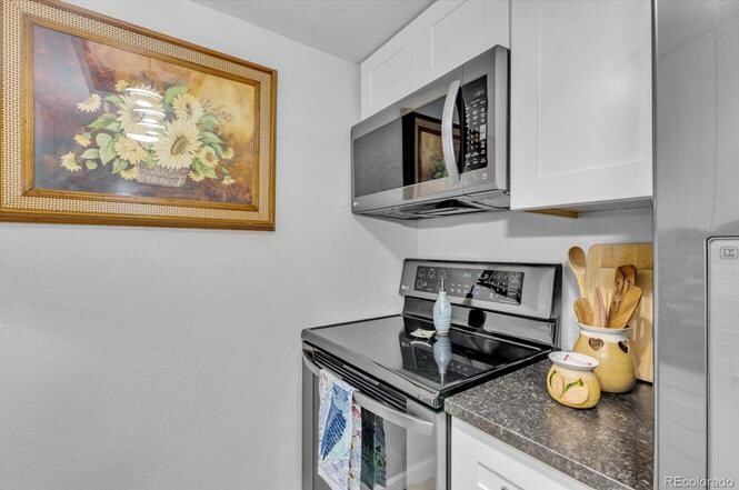 Building Photo - 1250 Golden Cir