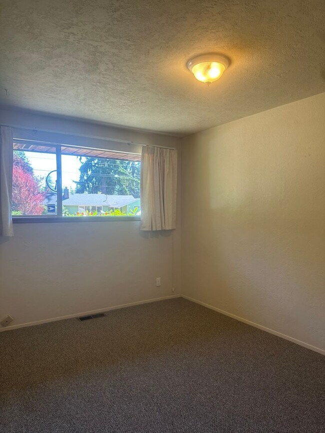 Building Photo - Updated 3-Bedroom Home with Deck & Garage in Mountlake Terrace!!!