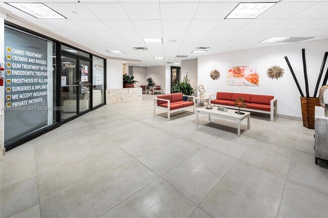 Building Photo - 2555 Collins Ave