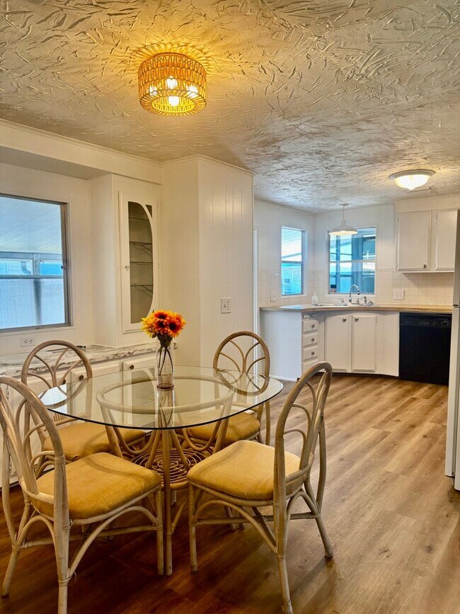 Building Photo - Welcome to your Florida retirement dream in desirable Hollywood Estates.