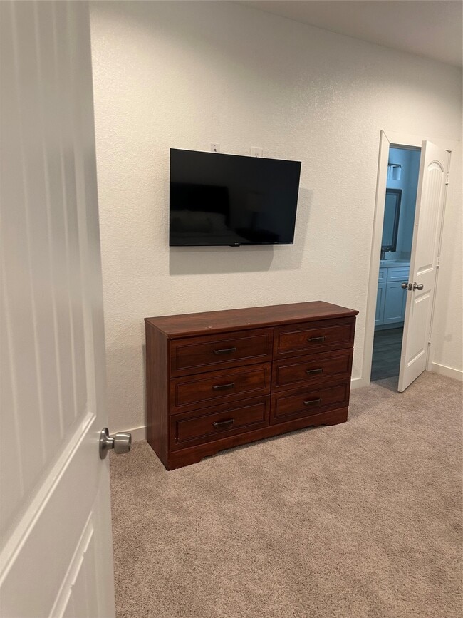 Building Photo - 5314 Longmeadow St