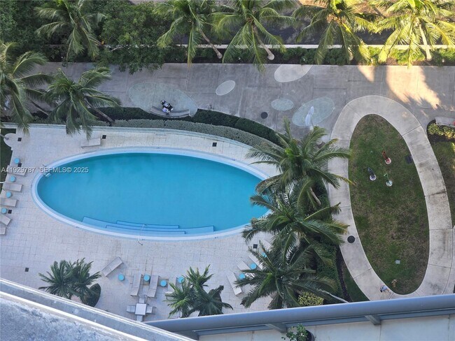 Building Photo - 460 NE 28th St