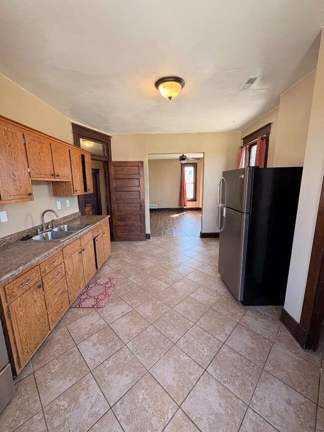 Building Photo - 327 Ash St