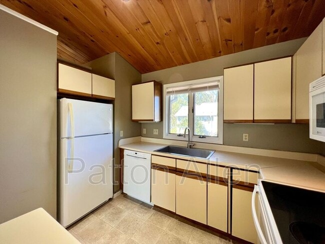 Building Photo - 494 Windswept Dr