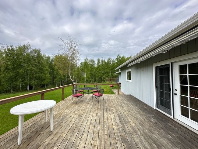 Building Photo - Fully Furnished 3BD/3BA Home with Solar Po...