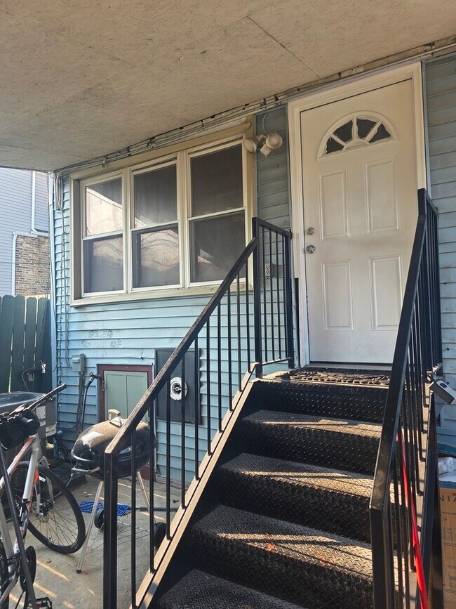 Building Photo - 3419 W Beach Ave
