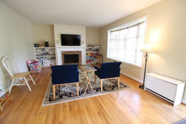 Building Photo - Charming 3 Bed 2.5 Bath Brick Home With Sp...