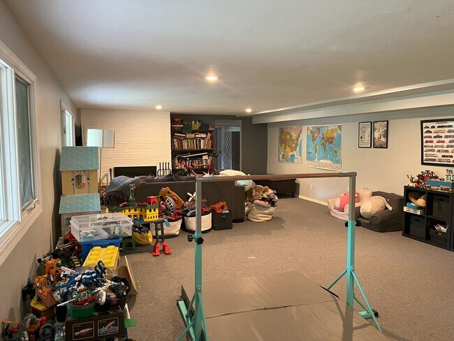 Building Photo - Spacious 4-Bedroom Home with Lush Landscap...