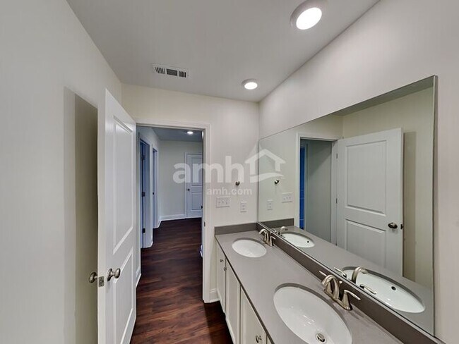 Primary Photo - 5231 Valor Dr