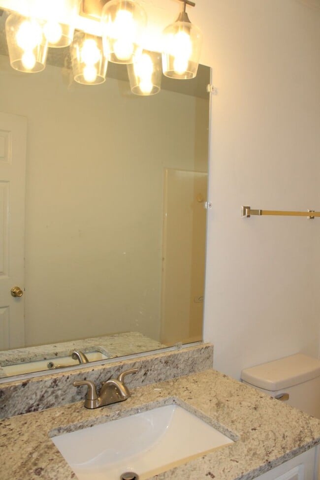 Building Photo - 3 Bedroom 2 Bath W/Bonus South Augusta!