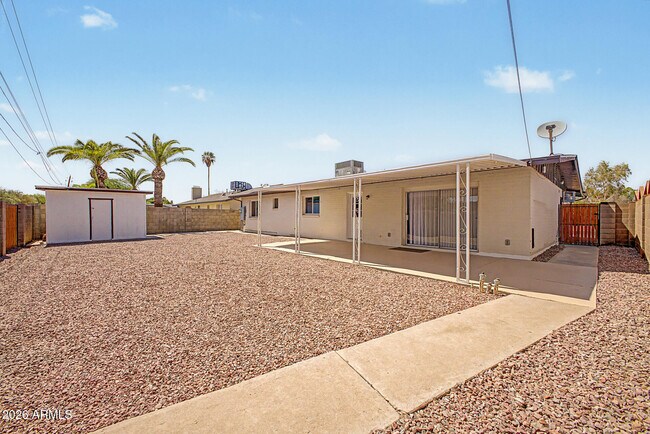 Building Photo - 1623 E Del Rio Dr