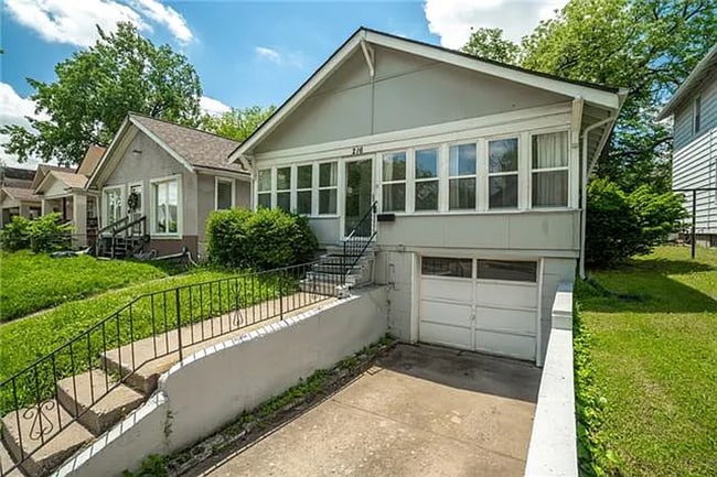 Building Photo - Spacious 3 Bed, 2 Bath Home with 1-Car Garage Near Downtown Kansas City
