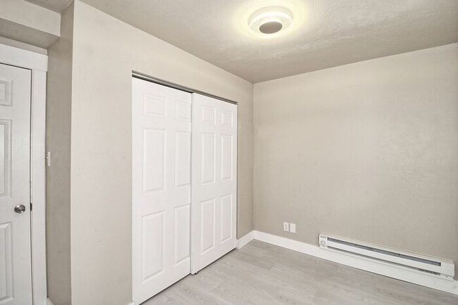 Building Photo - Nice 3 Bed 1 Bath Basement Apartment Close...