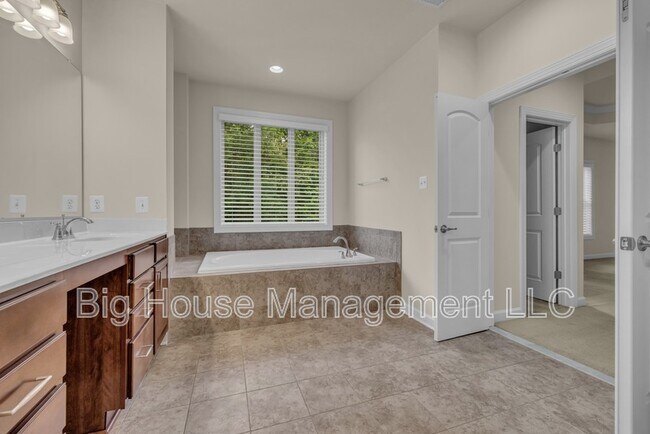 Building Photo - 3713 Chancelsors Dr
