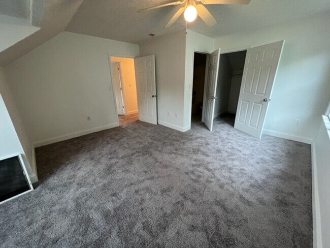 Building Photo - Newly updated 4 Bedroom/4 Bathroom House!