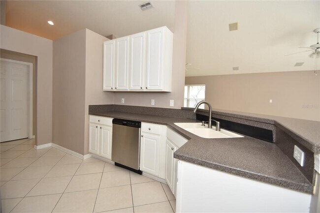 Building Photo - 11 Deerfield Ct