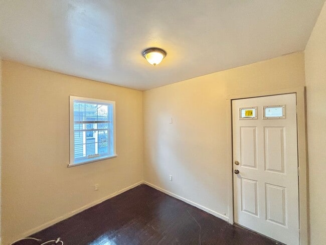 Building Photo - Spacious 3bd House | Driveway | Enclosed Porch