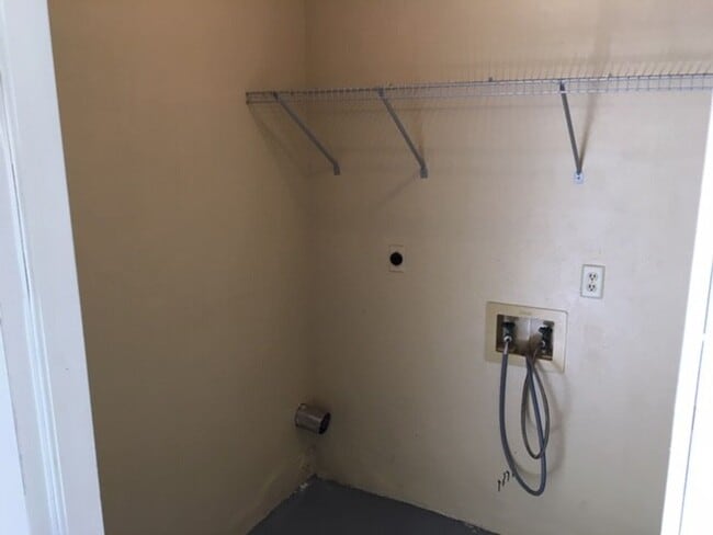 Building Photo - 2 Bedroom/1.5 Bath Townhouse in Mill Run