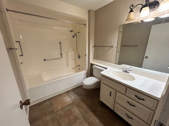 Building Photo - Age Restricted 2 Bd/2 Bath Golf Course Sub...