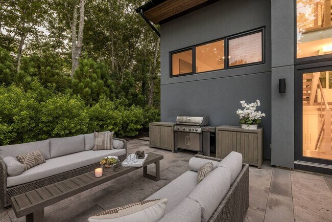 Building Photo - 32 Island View Dr W